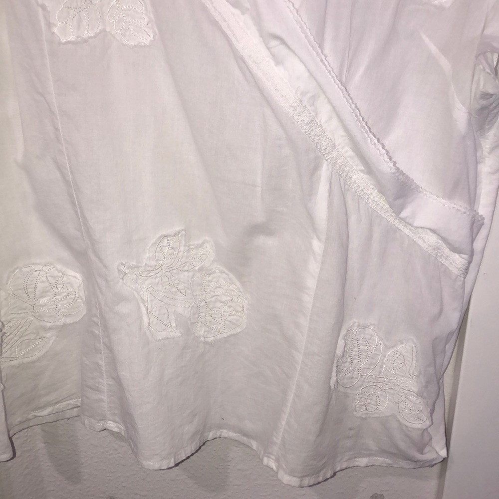Dressbarn White Embellished faux Wrap Blouse Short bell flutter Sleeve . Spring - Picture 14 of 15